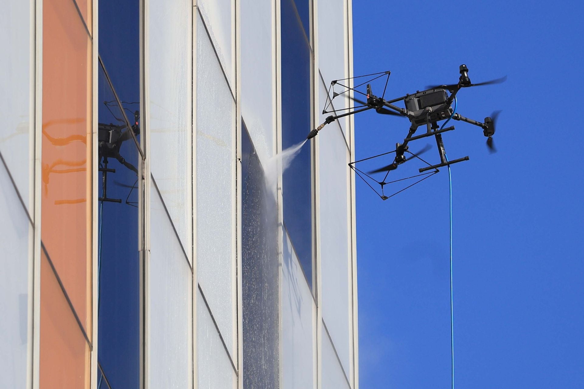 El nuevo método de limpieza con drones en el HUCA, en uso por primera vez en Asturias