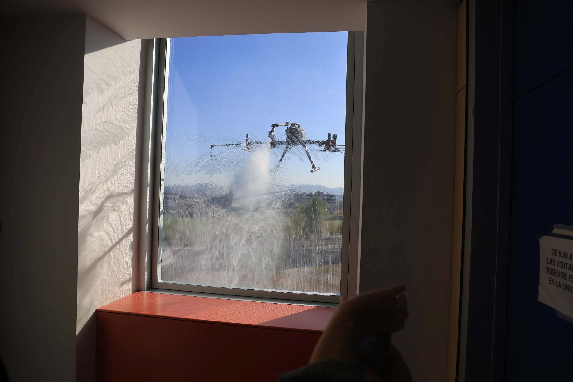 El nuevo método de limpieza con drones en el HUCA, en uso por primera vez en Asturias