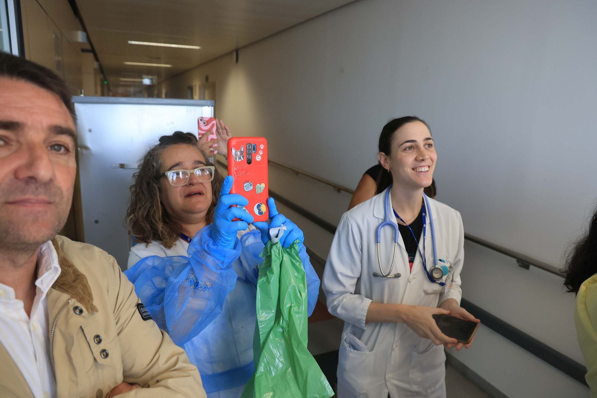 El nuevo método de limpieza con drones en el HUCA, en uso por primera vez en Asturias