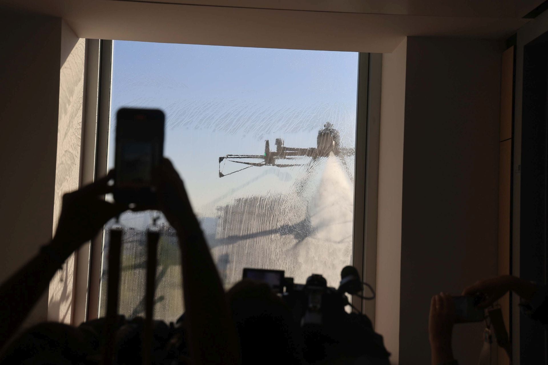 El nuevo método de limpieza con drones en el HUCA, en uso por primera vez en Asturias