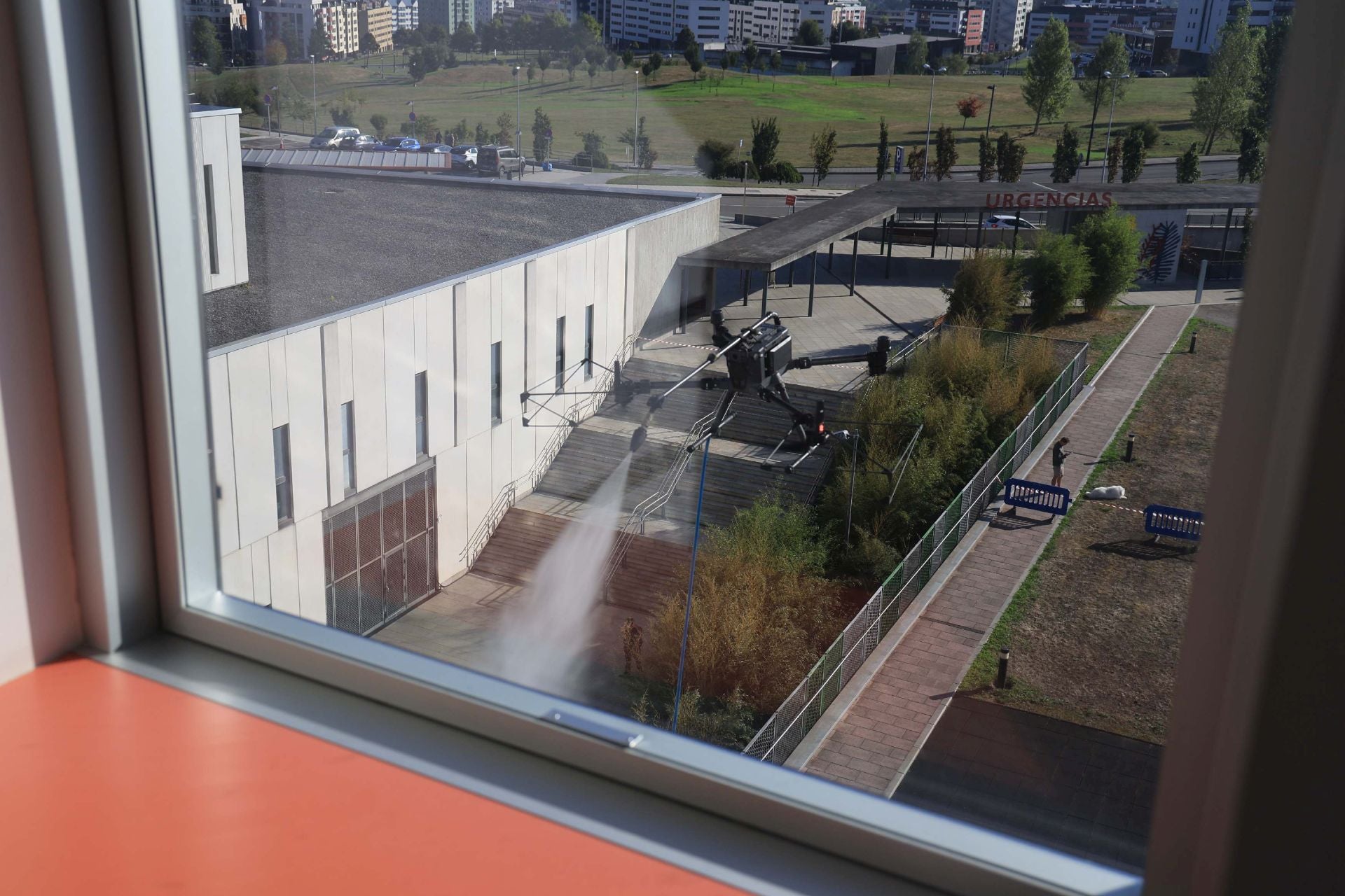 El nuevo método de limpieza con drones en el HUCA, en uso por primera vez en Asturias