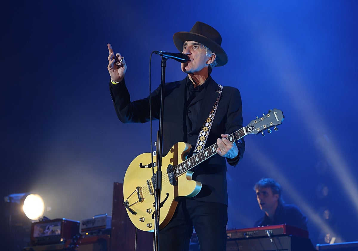 El alma de Duncan Dhu, Mikel Erentxun, se metió al público en el bolsillo.