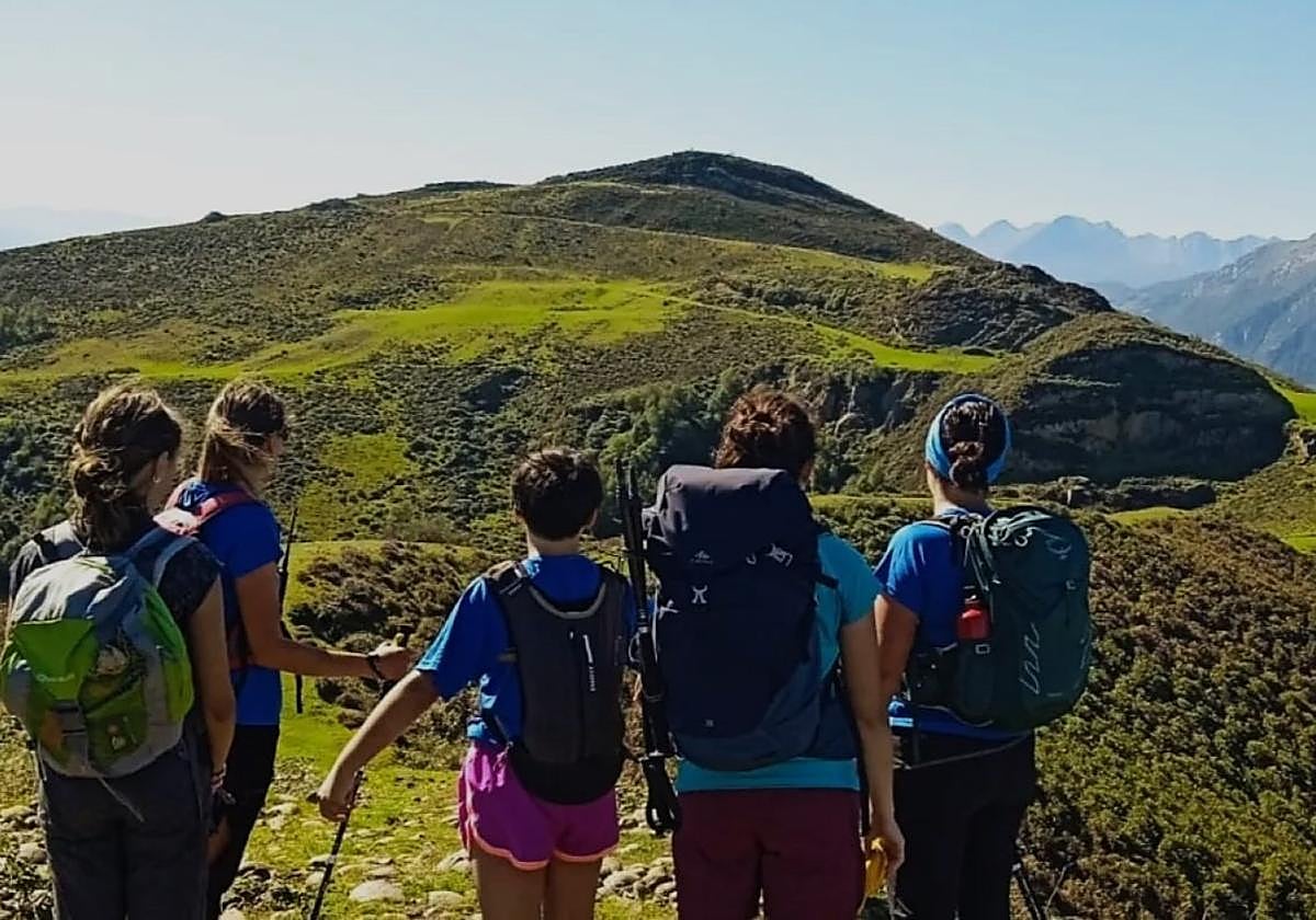 El VI Encuentro de la Mujer Escaladora tendrá lugar durante el viernes 26 y el sábado 27 de septiembre. Dos días cargados de actividades y zona de acamapada para que todas las mujeres que aman el deporte de montaña se encuentren y tejan redes.
