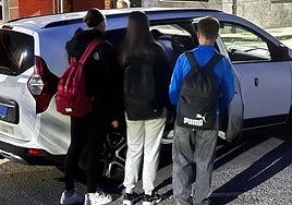 Alumnos de Felechosa, en Aller, cogen un taxi para luego subirse al tren que les lleva al instituto.