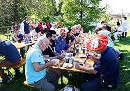 Un grupo de personas disfrutando del menú del Desarme de Oviedo, fiesta de Interés Turístico Nacional del Principado de Asturias.