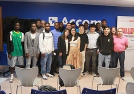 Los diecisiete jóvenes del 'Taller de aprendices', junto con los técnicos de formación del mismo.