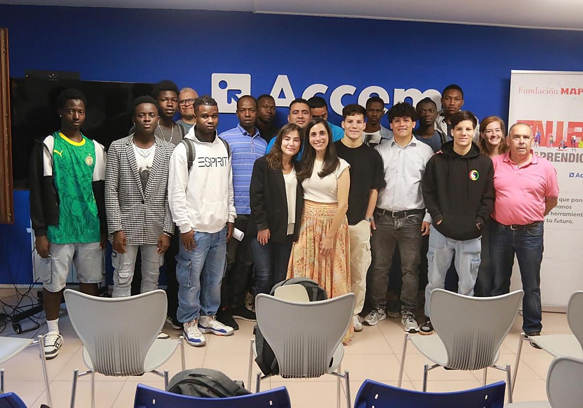 Los diecisiete jóvenes del 'Taller de aprendices', junto con los técnicos de formación del mismo.