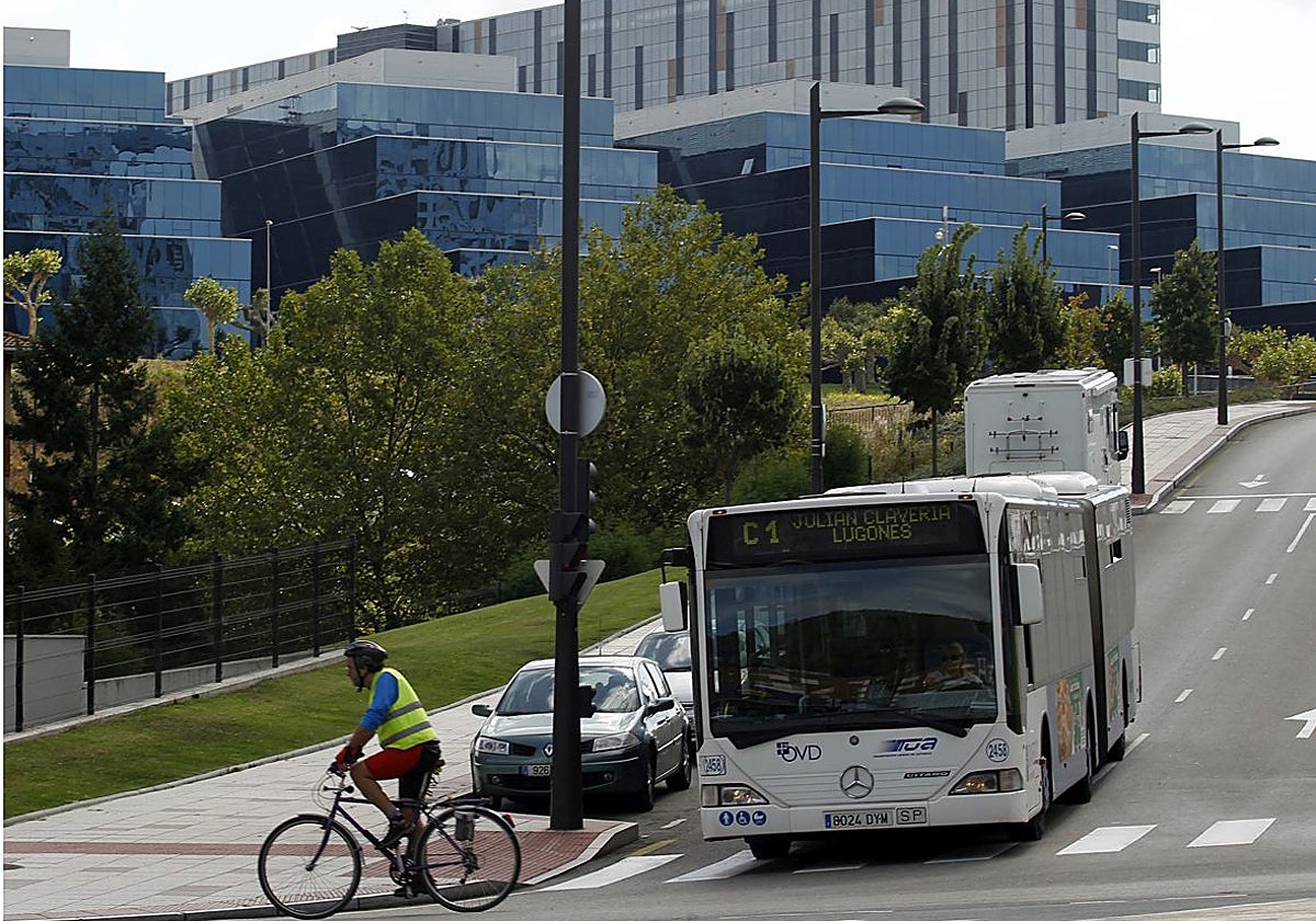 Un bus circula junto al HUCA.
