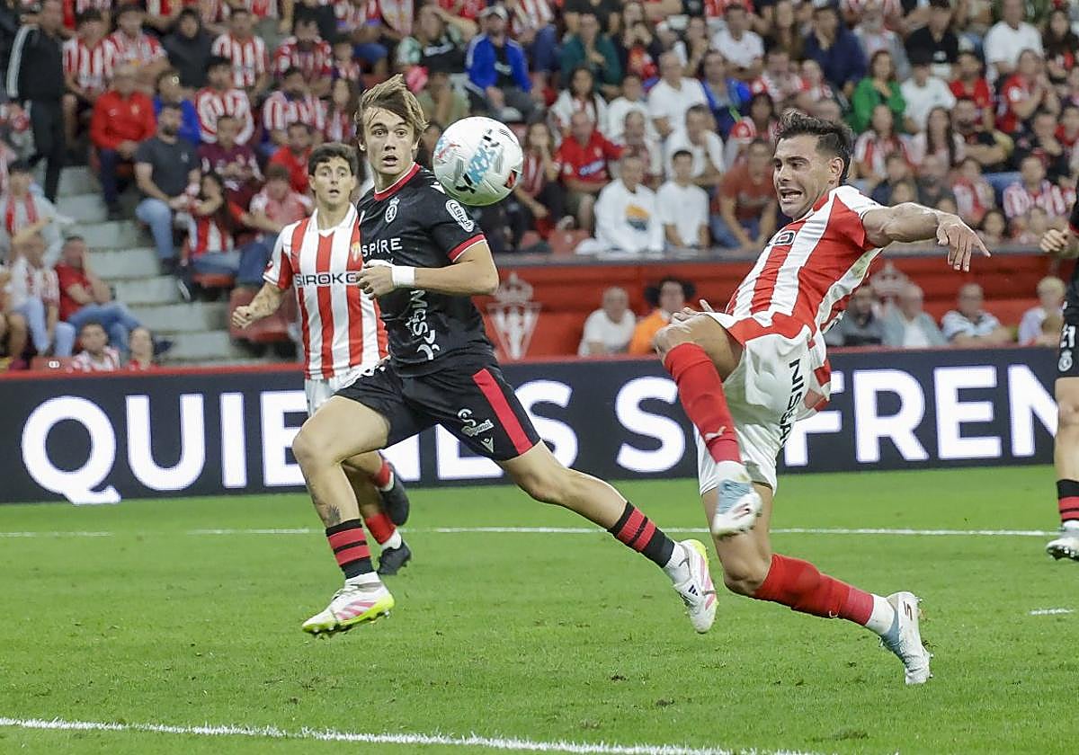 Diego Sánchez, intentando rematar un balón durante el partido del Sporting de Gijón contra la Cultural Leonesa en El Molinón.
