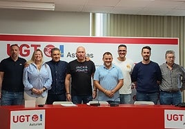 Iván López Reguero con la nueva dirección del Sector de Carreteras, Urganos y Logística de UGT Asturias.