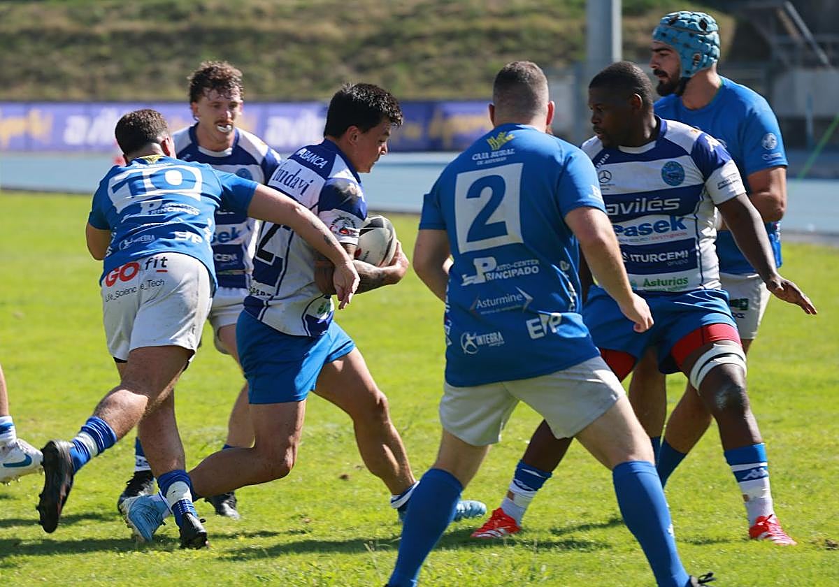Nico Varela, al fondo con el bucal fuera, en el cuadrangular del pasado sábado en el Yago Lamela.