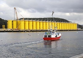 Imagen de archivo de torres de Windar almacenadas en los muelles de la margen derecha de la ría para ser embarcadas.