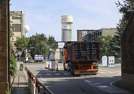 Un camión accede a la fábrica de Saint-Gobain, en la planta de La Maruca.