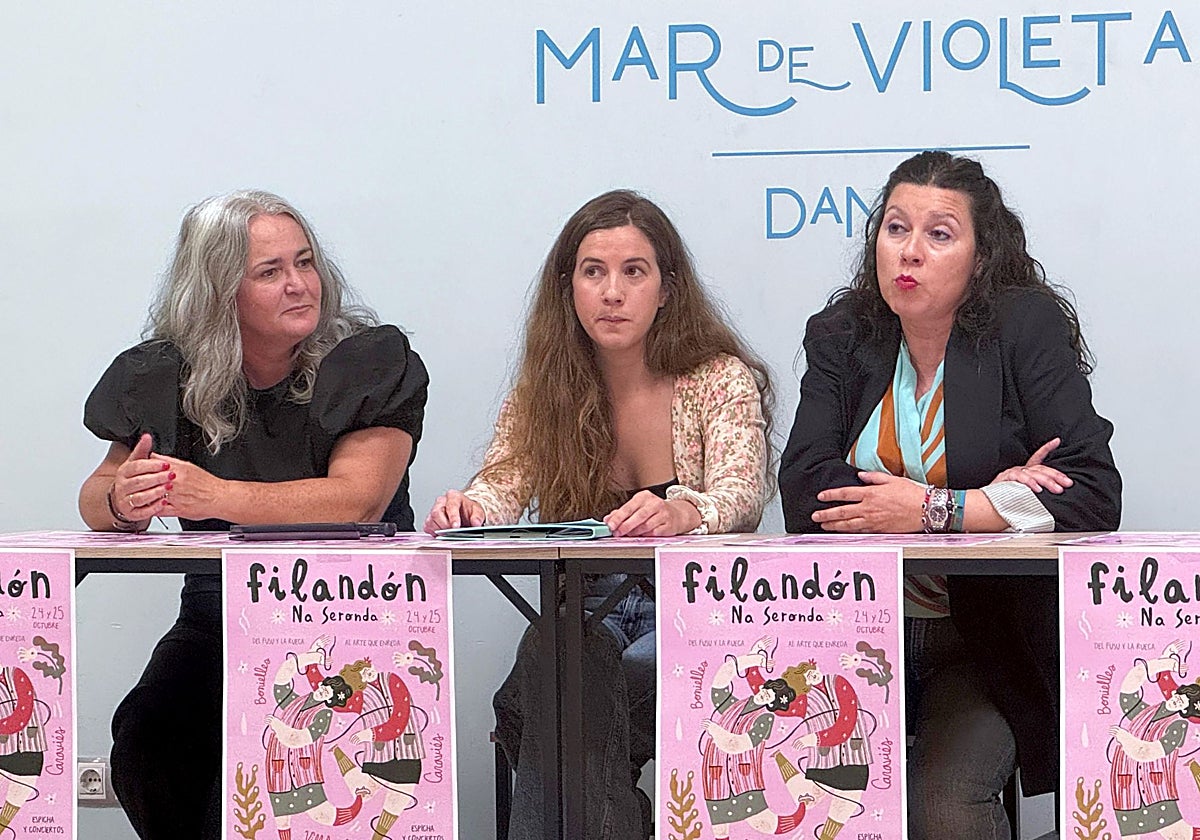 La alcaldesa de Llanera, Eva Pérez; la presidenta de la Asociación Mar de Violetas, Ana Castañeda; y la directora general de Participación Ciudadana, Transparencia, Diversidad Sexual y LGTBI, Nuria Rodríguez, durante la presentación.