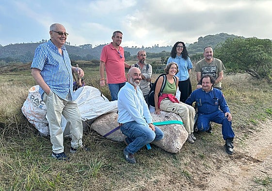 Parte del equipo encargado de la investigación y la extracción de los huesos, los alcaldes de Ribadesella y Colunga y la consejera de Cultura, junto a la gran escápula envuelta en yeso.