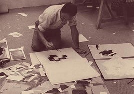 El artista donostiarra en pleno proceso de creación de una de sus obras.