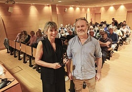 Mercedes de Soignie, directora del Aula de Cultura, con Iván Muñiz.