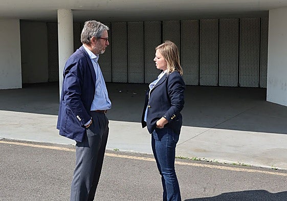 Javier Jové y Arancha Martínez Riola conversan ante el aparcamiento cerrado.