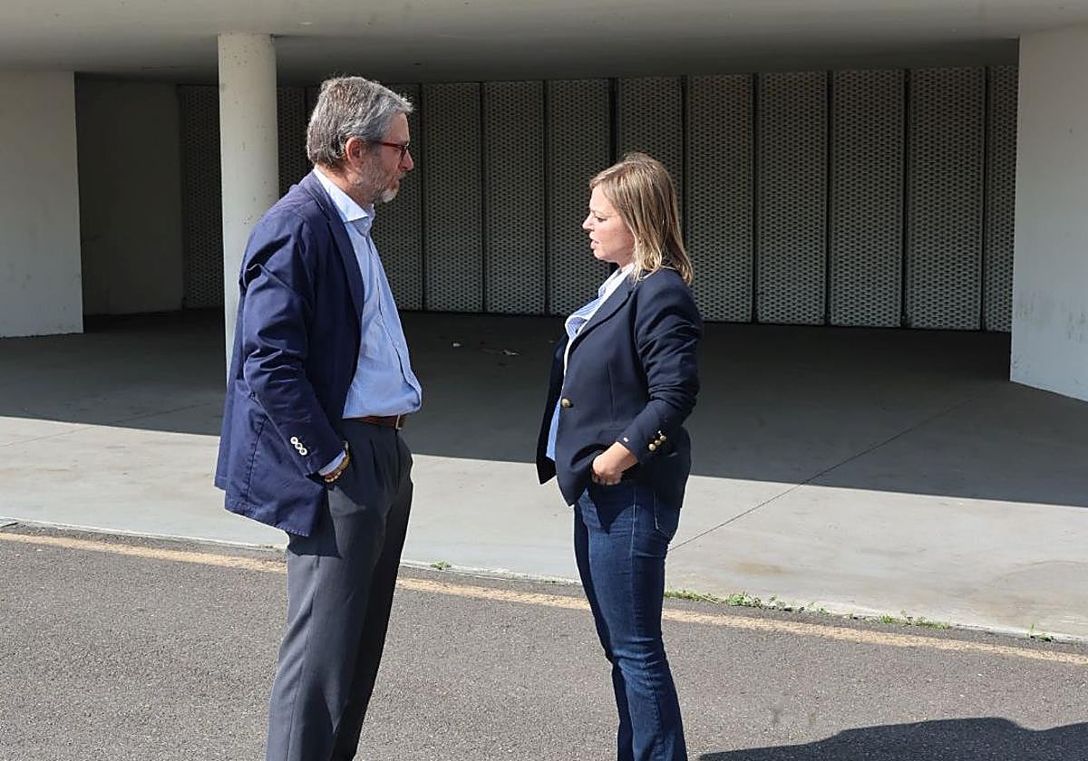 Javier Jové y Arancha Martínez Riola conversan ante el aparcamiento cerrado.