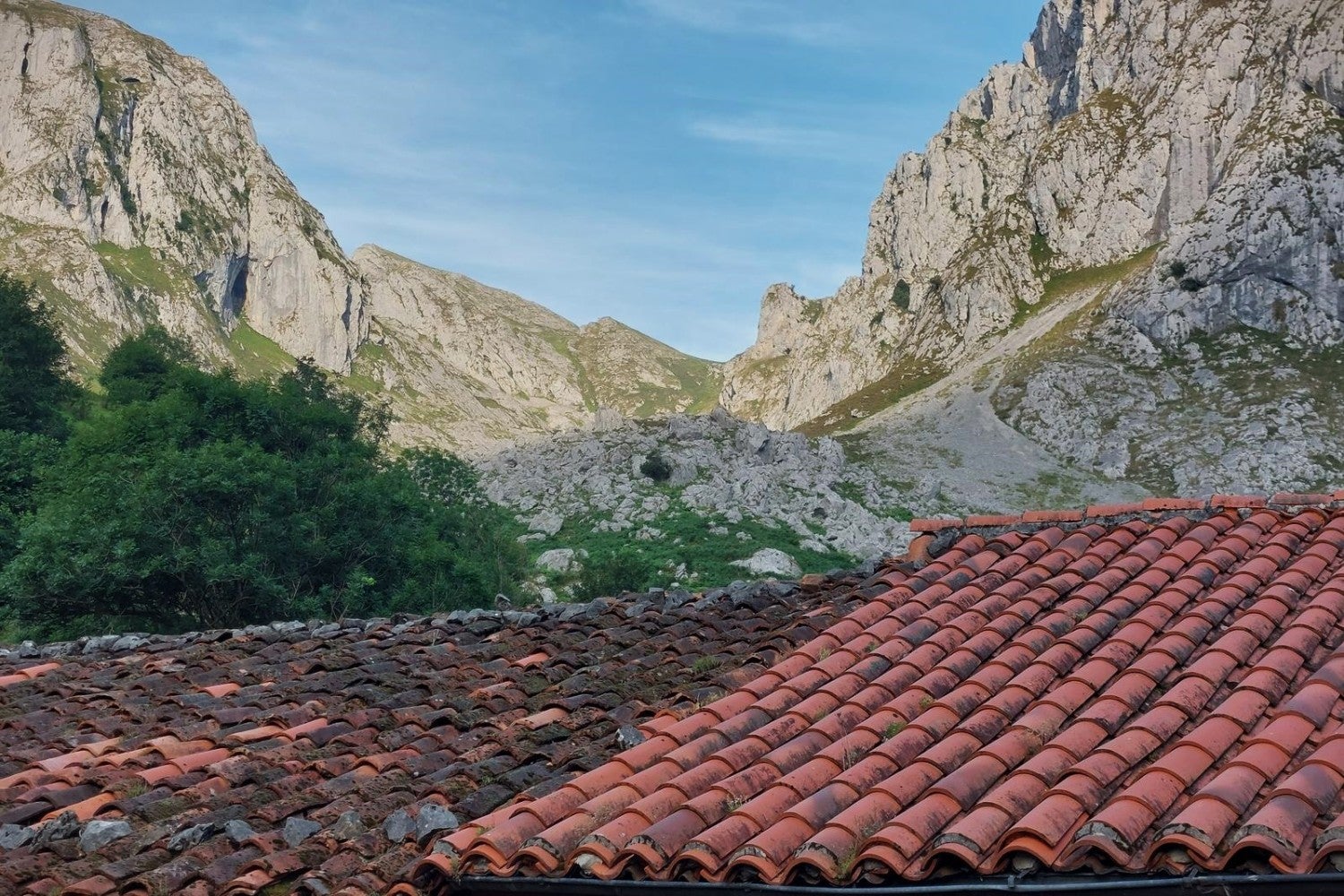 La canal de Amuesa desde Bulnes de arriba.