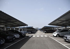 El aparcamiento actual del aeropuerto de Asturias, totalmente lleno de coches.