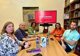Luis Pascual, del Ateneo Obrero, con Goretti Avello, de Igualdad; la concejala Montserrat López Moro; la directora de Obras María López Castro y el director de la Fundación Municipal de Cultura, Aitor Martínez Valdajos.