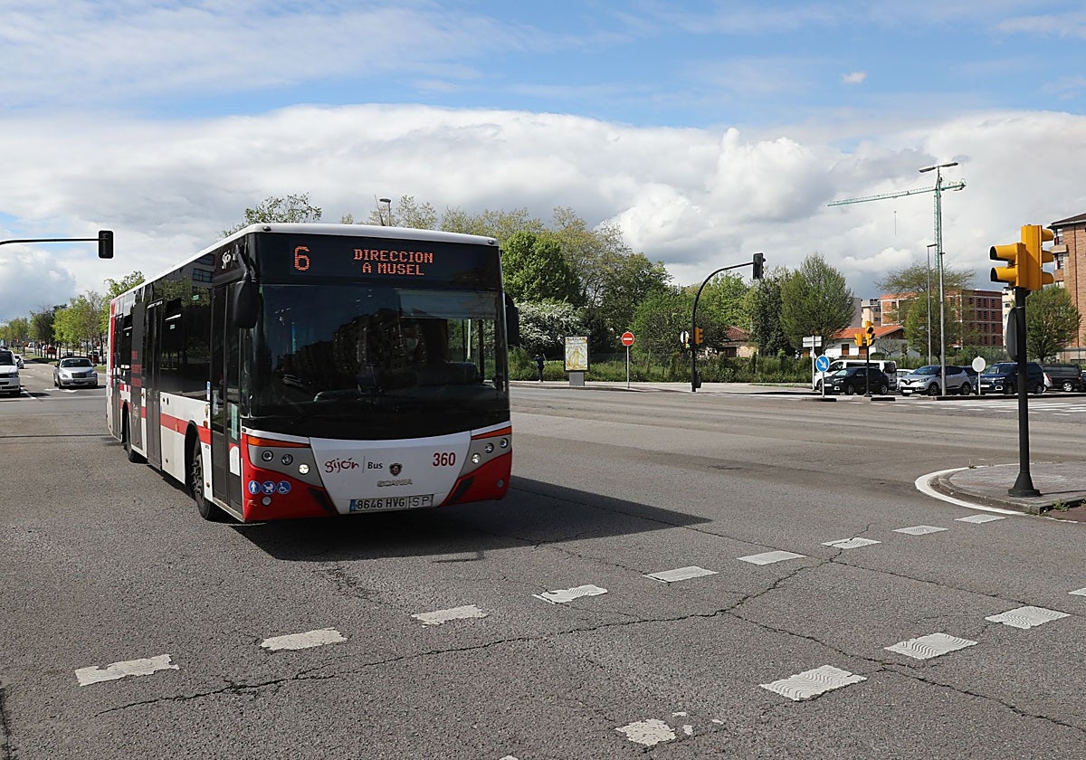 Un autobús en el cruce de la avenida de la Constitución con la calle Velázquez, donde se produjo el accidente.