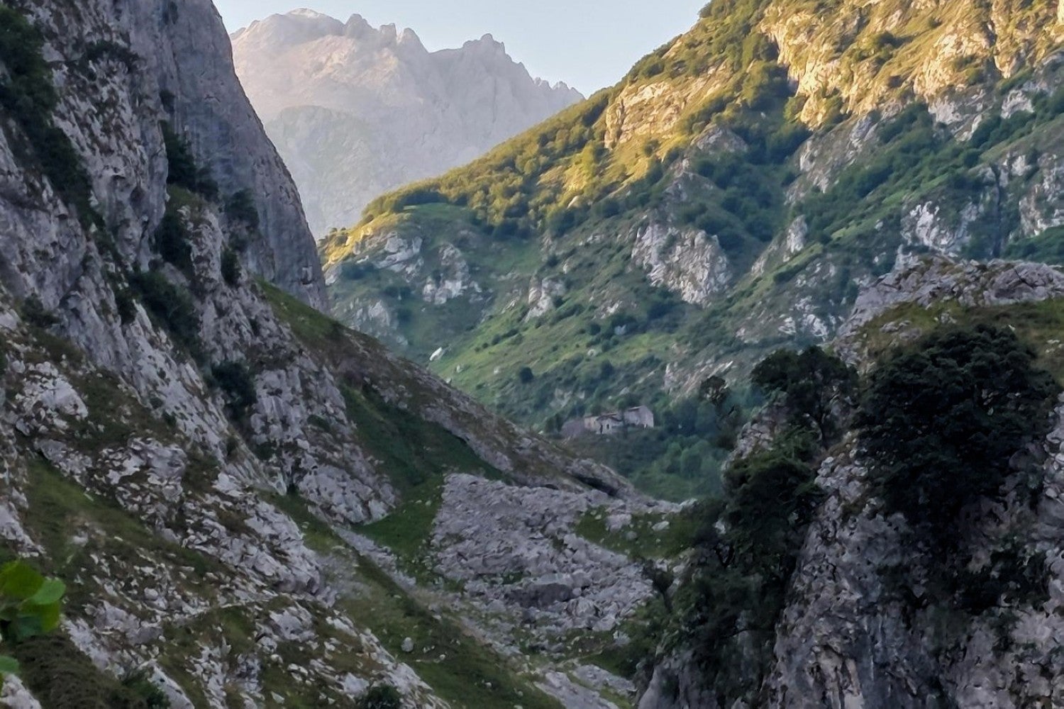Las casas de Bulnes de Arriba se confunden con el paisaje a medida que se asciende la Canal del Texu.