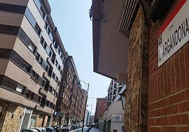 Calle La Argandona, a la que se pretende añadir el verdadero nombre de la escritora Xosefa Xovellanos.
