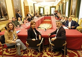 Ángela Pumariega, Carmen Moriyón y Alejandro Calvo, en primer término, en el Consejo Social del 5 de octubre de 2024.