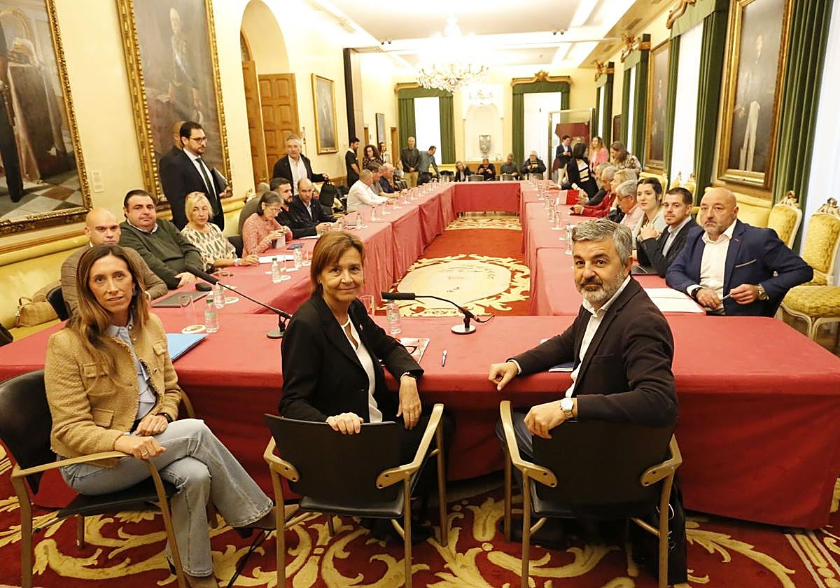 Ángela Pumariega, Carmen Moriyón y Alejandro Calvo, en primer término, en el Consejo Social del 5 de octubre de 2024.