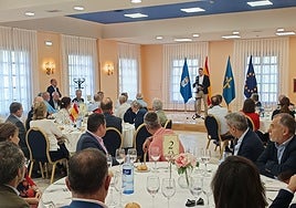 El coronel Juan Luis González se dirige a todos los participantes en la comida, en el Centro Asturiano de Oviedo.