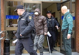 El acusado saliendo de los juzgados de Langreo tras prestar declaración sobre lo sucedido, en 2024.