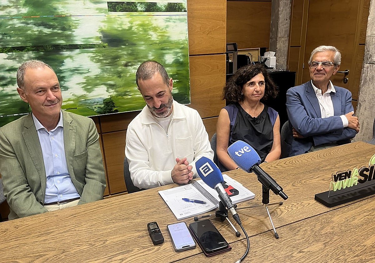 El director general de la Fade, Alberto González; el alcalde de Siero, Ángel García; la responsable de simplificación de la entidad empresarial, Pilar Martínez; y el director de Apoyo Corporativo, Ignacio García.