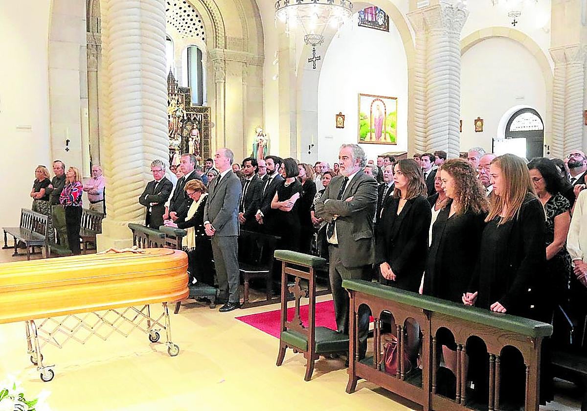 Despedida de la abogada Marta Felgueroso en la iglesia de San Julián de Somió. Funeral en memoria de Abel Díaz Arregui en San Lorenzo.