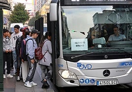 Viajeros suben esta mañana a uno de los autobuses urbanos de Oviedo que cumplen los servicios mínimos durante la huelga.
