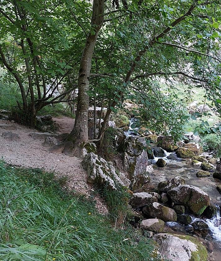 Imagen secundaria 2 - Primeros pasos: refugio y puente la Jaya e inicio de la canal del Texu. 