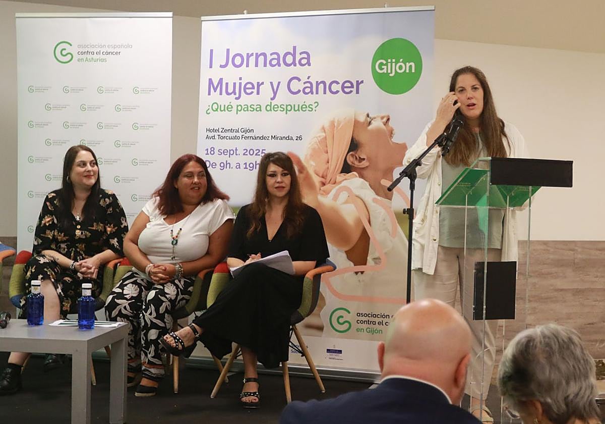 María Jorge (psicooncóloga), Marta García (trabajadora social), Rebeca Escandón (trabajadora social) y Marina Fernández (psicooncóloga), en la mesa redonda sobre aspectos psicosociales después del cáncer.