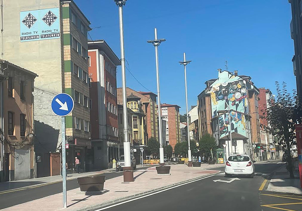 La renovada plaza de La Salve en el distrito langreano de Sama