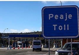 Varios vehículos parados en el peaje de la autopista del Huerna, principal vía de comunicación entre Asturias y la meseta.