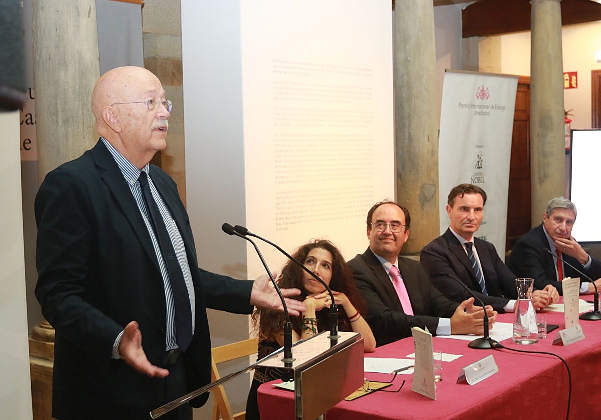 Andrés Ortega, Premio de Ensayo Jovellanos, durante su discurso. En la mesa, Vanesa Pérez-Sauquillo, premio de Poesía; Pelayo García, director de Ediciones Nobel; Jorge Palacios, concejal de Relaciones Institucionales, y José Luis García Delgado, presidente del jurado del Premio de Ensayo.