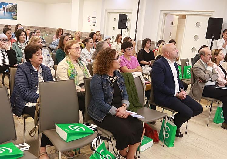 La portavoz socialista, Carmen Eva Pérez Ordieres; el edil de Servicios Sociales, Guzmán Pendás, y el subdirector del Sespa, Víctor Manuel Rodríguez, en primera fila, asistieron a la jornada.
