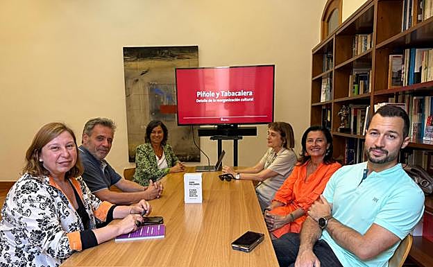 Nacho González y Arlé Corte, de la Sociedad Cultural Gesto, con los responsables municipales.