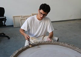 El artista trabaja con la cerámica en su estudio en Laboral Centro de Arte.