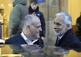 Javier Tebas y Jesús Martínez, en la votación del Salón de la Fama del Fútbol Internacional en Oviedo.