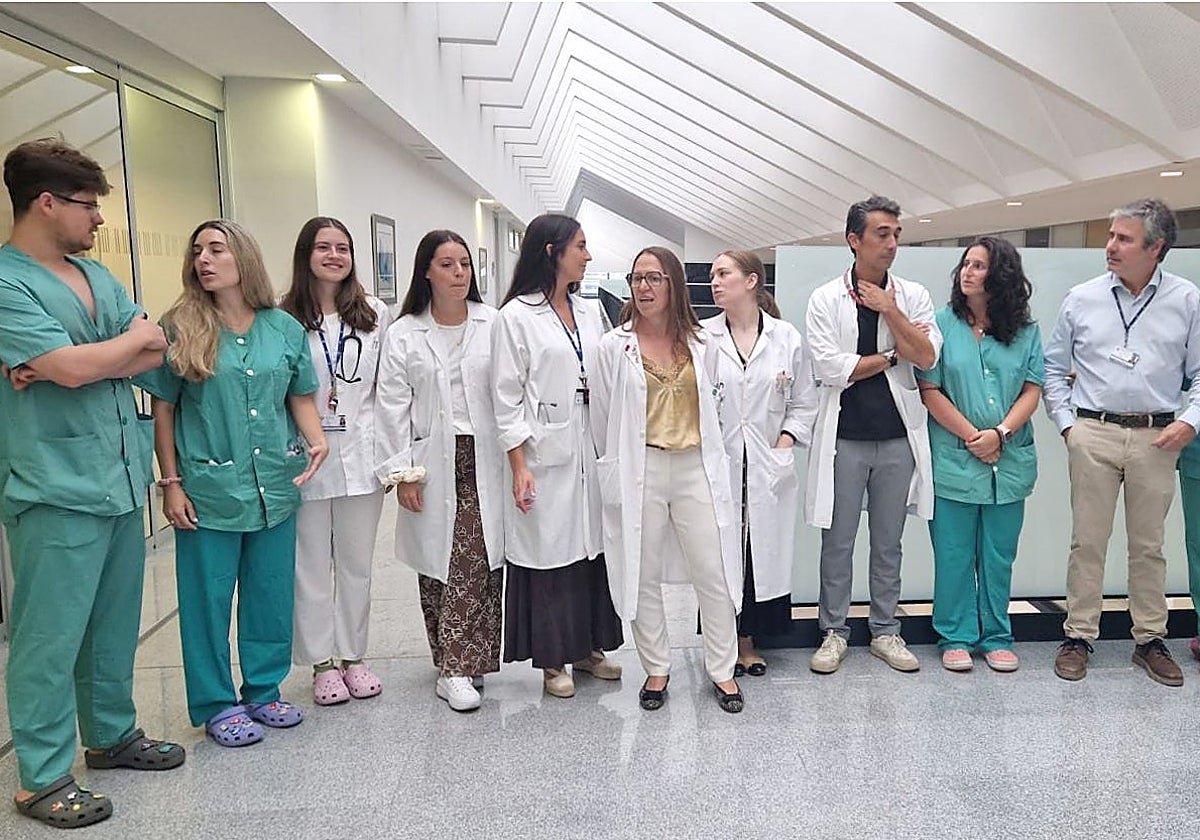 De izquierda a derecha, Ignacio del Pozo, perfusionista; Cristina Bugallo, enfermera; Delia Castaño, residente; María Gil, residente; Carlota Salmerón, cirujana cardíaca; Pilar Mencía, cirujana cardíaca; Ana Barral, cirujana cardiaca; David Fernández, anestesista; Andrea Gómez, perfusionista; y Jacobo Silva, jefe de servicio.