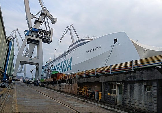 Armón bota el 'Mercedes Pinto', un ferri rápido que «es casi un crucero»
