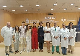 Arturo Martínez, jefe de estudios del Hospital Universitario de Cabueñes; los nuevos especialistas: Sara Rodríguez, Diego López, Ariadna Tobarra, Teresa Ballarín, Julián Cabría, Patricia Zamora y Carlos Zamora; la gerente del Área V, María Luisa Sánchez, y la directora del Hospital de Cabueñes, Isabel González Fouces.
