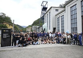 Alumnado de Secundaria de los institutos Valle de Aller y Valle de Turón, con profesorado y representación del Ayuntamiento de Mieres, Principado, las fundaciones Caja Rural y Margarita Salas, y el Coro Minero de Turón.