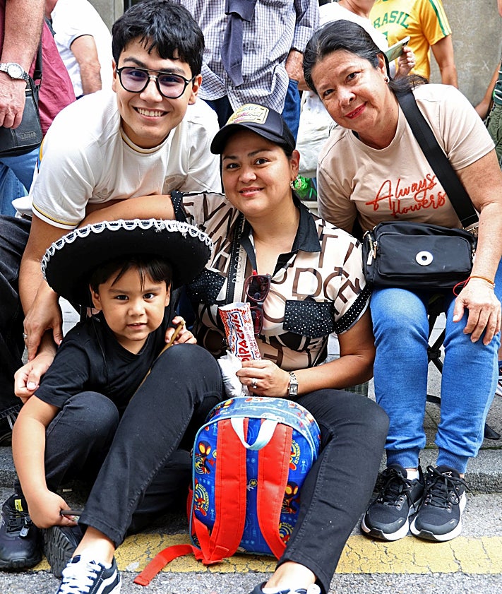 Imagen secundaria 2 - De Valdesoto, Oviedo y Colombia; todos querían seguir el desfile.